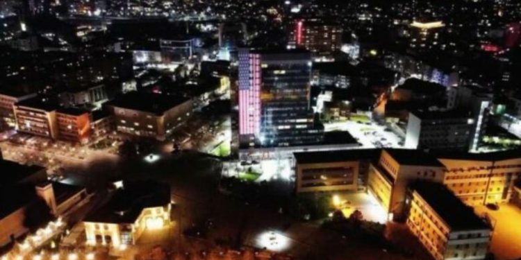 249-vjetori i Pavarësisë së SHBA-së, Kryeministria e Kosovës ndriçohet me ngjyrat e flamurit amerikan