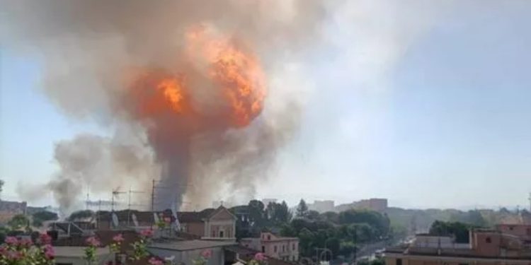 VIDEO/ Shpërthim i fuqishëm në një pikë karburanti në Romë, tronditet i gjithë kryeqyteti italian, plagoset një zjarrfikës dhe disa persona të tjerë