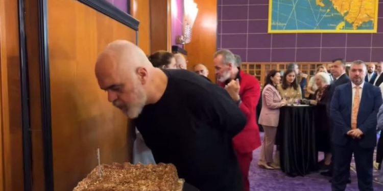 VIDEO/ Akademia Politike e PS i uron ditëlindjen Ramës me … këngë dhe videoklip