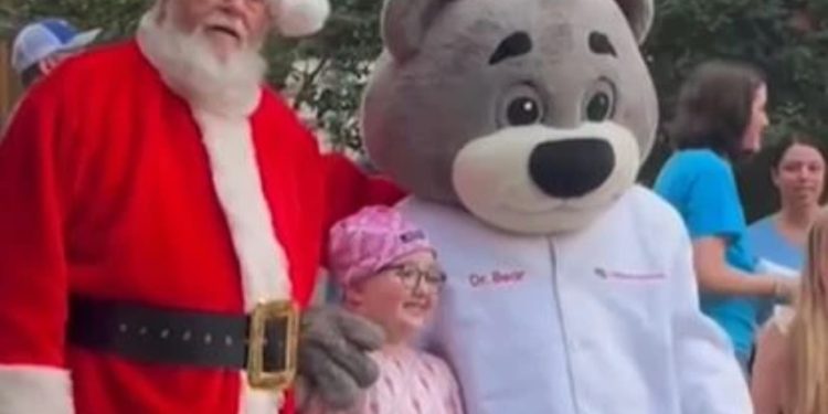 PREKËSE! Mund të mos ja dalë deri në fundvit, një qytet në SHBA feston Krishtlindjet në mes të verës për një 9-vjeçare të sëmurë me kancer