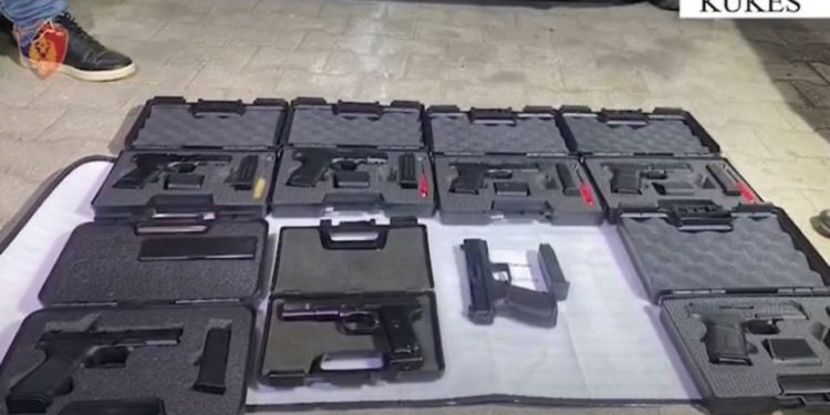 Trafikonin armë zjarri nga Kosova në Shqipëri për t’i shitur, arrestohen dy persona dhe sekuestrohen 8 pistoleta! Blerësit në kërkim