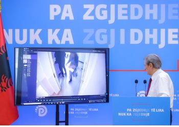 Berisha publikon videot skandaloze të farsës elektorale nga Kruja: Shihni se si u votua, ndërkohë që policia patronazhiste i kontrollonte me kamera mbi kokë