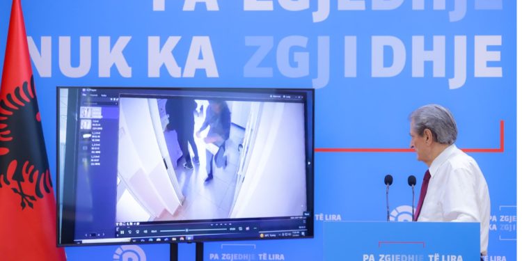 Berisha publikon videot skandaloze të farsës elektorale nga Kruja: Shihni se si u votua, ndërkohë që policia patronazhiste i kontrollonte me kamera mbi kokë