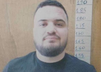 I gjithë grupi i Laert Haxhiut, në burg me 4 telefona, kufje e karikues! Kush është furnitori i bandës me 4 celularë “Iphone” dhe “Samsung” në burg