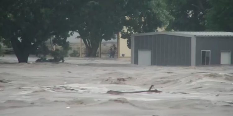 E rëndë në Teksas/ Lumi del nga shtrati dhe merr përpara kampet, disa të vdekur dhe disa të zhdukur