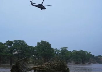 VIDEO/ Kaos nga përmbytjet në Teksas/ 24 persona të vdekur dhe 25 vajza të zhdukura nga kampi veror, Trump: Situatë tronditëse! 