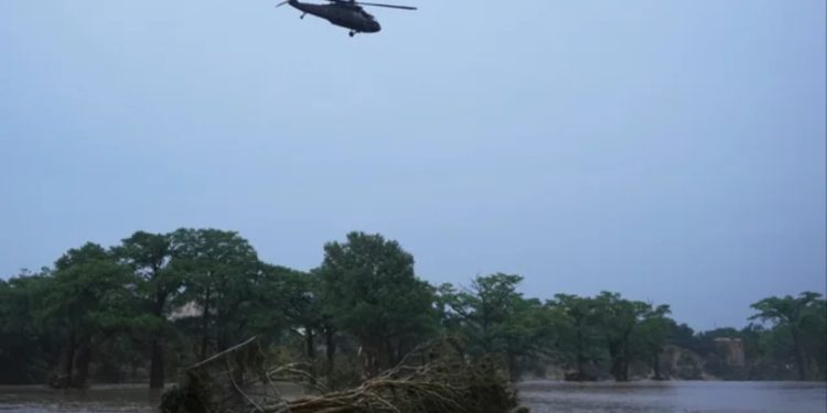 VIDEO/ Kaos nga përmbytjet në Teksas/ 24 persona të vdekur dhe 25 vajza të zhdukura nga kampi veror, Trump: Situatë tronditëse!