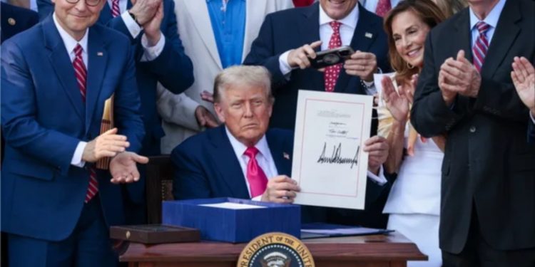 VIDEO/ Trump nënshkruan projektligjin e buxhetit në “Ditën e Pavarësisë”: “Epoka e artë e Amerikës” po fillon