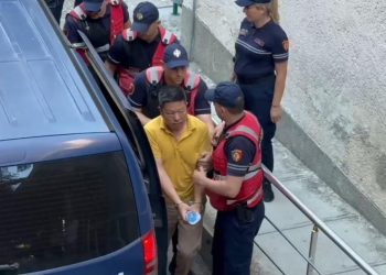 Skandali i “Bankers”/ CEO kinez dhe ish-drejtori Leonidha Çobo mbërrijnë në Gjykatën e Fierit, do njihen me masën e sigurisë