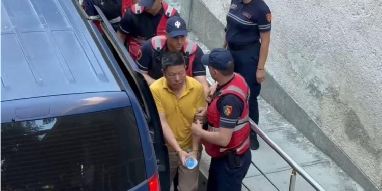 Skandali i “Bankers”/ CEO kinez dhe ish-drejtori Leonidha Çobo mbërrijnë në Gjykatën e Fierit, do njihen me masën e sigurisë