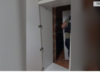 VIDEO/ “I fshehur pas garderobës!” Zbulohet një ambient i përshtatur si laborator për falsifikimin e dokumenteve, arrestohen babë e bir në Tiranë