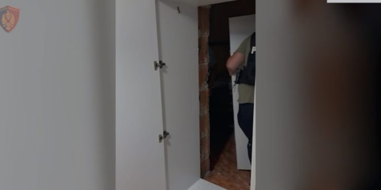 VIDEO/ “I fshehur pas garderobës!” Zbulohet një ambient i përshtatur si laborator për falsifikimin e dokumenteve, arrestohen babë e bir në Tiranë