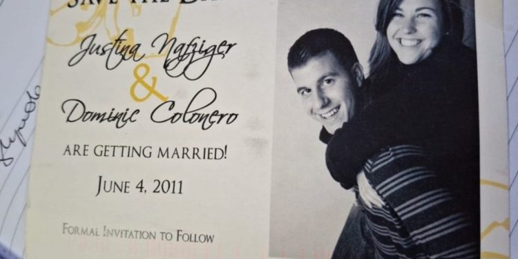 Çudira shqiptare/ Posta shqiptare i dorëzon qytetarit në Durrës ftesën e dasmës nga Amerika, pas 14 viteve!