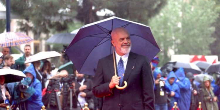 Qeveria i dhuron vetes një reklamë në gazetën gjermane, Kryeministria e shpërndan: A nuk duhet që qyteti të riemërtohet TiRama?