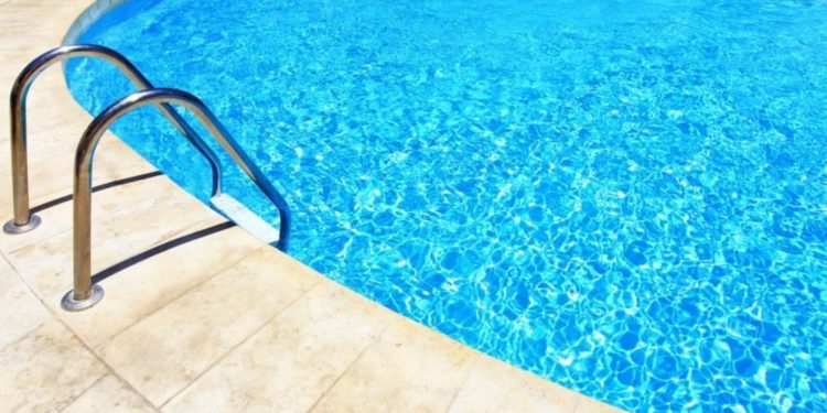 Tragjedi në Kosovë/ Mbytet në pishinën familjare fëmija 2 vjeç, u dërgua në spital pa shenja jete