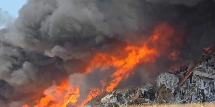 Situata e zjarreve në vend, Ministria e Mbrojtjes: Nga 24 vatra, 6 janë ende aktive! Vijon puna për shuarjen e flakëve në vendgrumbullimin e mbetjeve në Elbasan