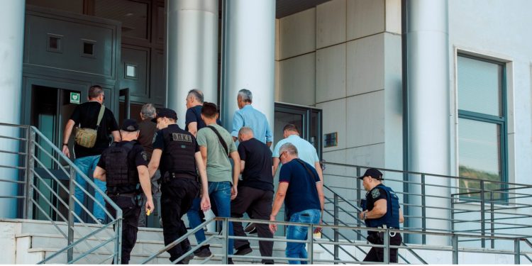 Korrupsion dhe ryshfet në Qafë Botë/ Zbardhen bisedat që “dogjën” 14 doganierët e palës greke: Nëse ke 30 litra vaj, lër një kafe dhe ik…! Dialogu me shqiptarin