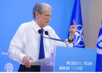 Berisha publikon të tjera pamje tronditëse nga farsa elektorale: Votojnë komisionerët, zgjedhësit vetëm palosin fletën!