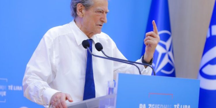 Berisha publikon të tjera pamje tronditëse nga farsa elektorale: Votojnë komisionerët, zgjedhësit vetëm palosin fletën!