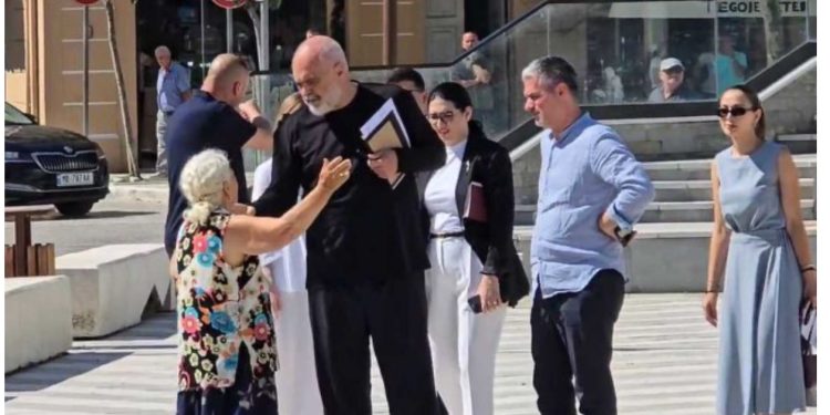 Flet 82 vjeçarja që u shty nga bodyguardët e Ramës: Unë doja të takoja Kryeminstrin, bërtita “Rama të dua”!