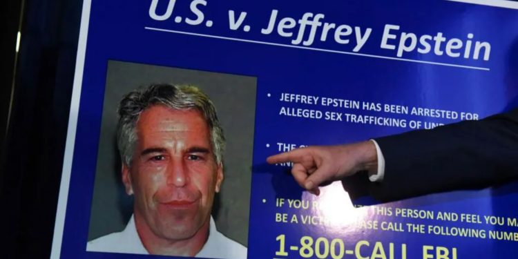 Trump premtoi se do të publikonte dosjet e lidhura me skandalin, Departamenti i Drejtësisë në SHBA: Nuk është gjetur asnjë listë klientësh, Jeffrey Epstein kreu vetëvrasje