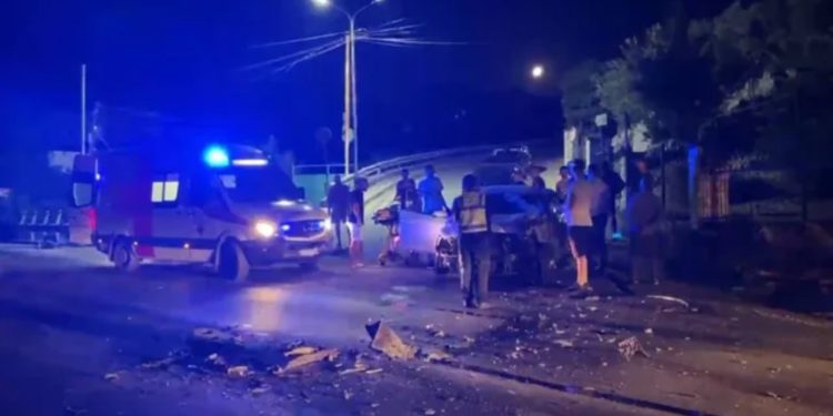 Aksident në aksin rrugor Lezhë-Shkodër, automjeti përplaset me kamionin e mbeturinave, plagoset rëndë shoferi