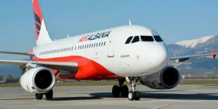 “Prej 5 orësh të bllokuar në Rinas”/ Denoncimi i qytetarit: Duhet të niseshim për Turqi në orën 17:00, Air Albania nuk jep asnjë sqarim