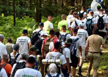 Mijëra pjesëmarrës nisin Marshin e Paqes në kujtim të viktimave të Srebrenicës në Bosnje-Hercegovinë