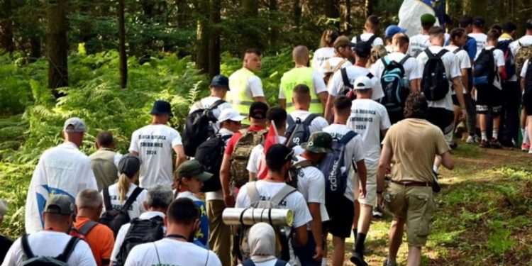 Mijëra pjesëmarrës nisin Marshin e Paqes në kujtim të viktimave të Srebrenicës në Bosnje-Hercegovinë