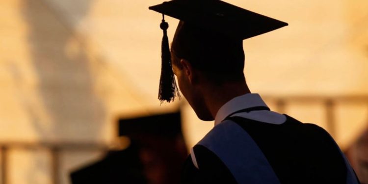 “Nuk pi ujë diploma”! Rritet papunësia tek të rinjtë me arsim të lartë për 2025