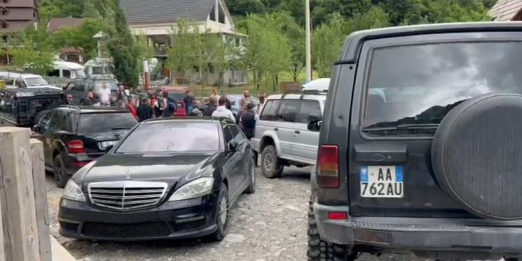 Aksioni i IKMT-së për prishjen e ndërtimeve pa leje/ Banorët e Thethit i bllokojnë urën Policisë së Shtetit