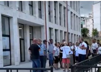 “Kemi dalë për hall jo për qejf”/ Lirimi i hapësirave publike në Laç, tregtarët ambulantë protestë: Kam shtatë vite që punoj aty