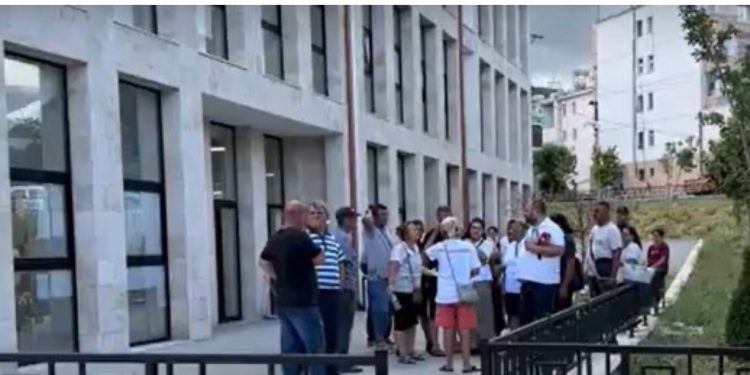 “Kemi dalë për hall jo për qejf”/ Lirimi i hapësirave publike në Laç, tregtarët ambulantë protestë: Kam shtatë vite që punoj aty