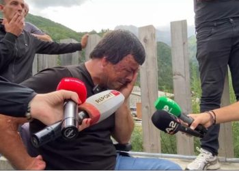 “Shteti të mos i prishë”/ Protesta në Theth, banori shpërthen në lot: Kam ndërtuar në tokën time 5 shtëpi prej druri, asnjë pëllëmbë beton