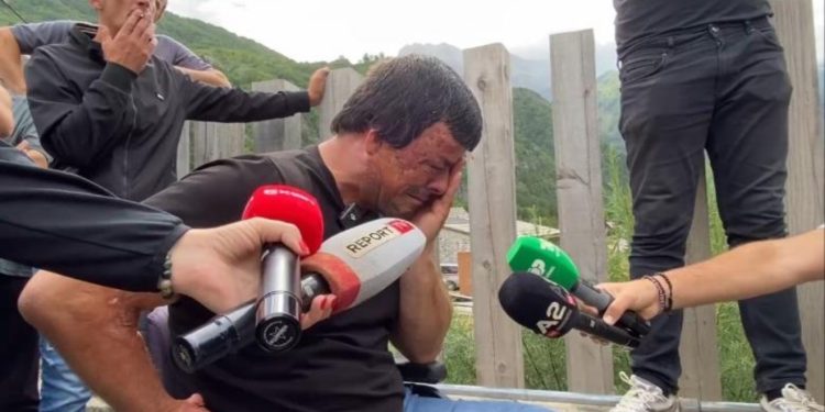 “Shteti të mos i prishë”/ Protesta në Theth, banori shpërthen në lot: Kam ndërtuar në tokën time 5 shtëpi prej druri, asnjë pëllëmbë beton