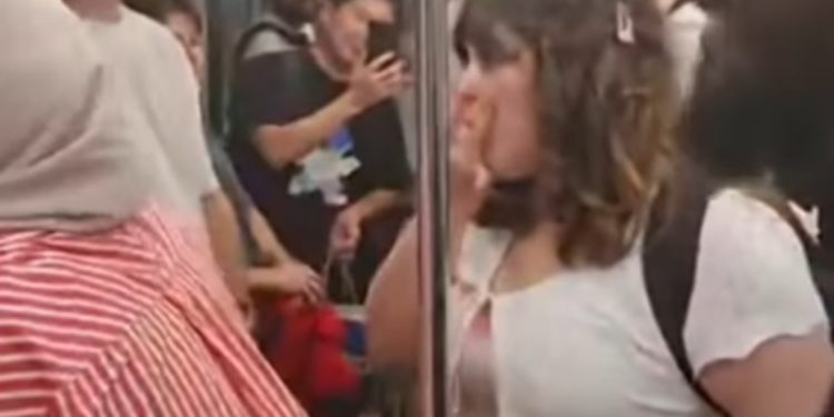 SKANDAL/ Shqiptarët në Beograd mbahen të mbyllur në autobos për 1 orë: Po mbytemi këtu pa ajër