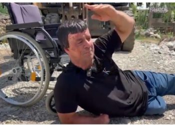 VIDEO/ Protesta në Theth/ Banori i përlotur shtrihet para gomave të fadromës: Jam në borxh, më mirë të vdes!