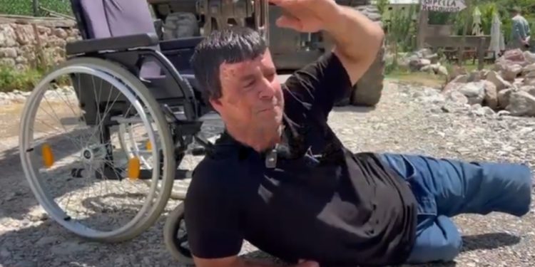 VIDEO/ Protesta në Theth/ Banori i përlotur shtrihet para gomave të fadromës: Jam në borxh, më mirë të vdes!