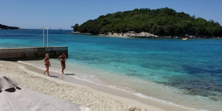 Dhoma Amerikane e Tregtisë ngre alarmin: Turizmi në rrezik, shkak mungesa e ujit, zjarret në Landfille dhe ndërtimet në sezon!