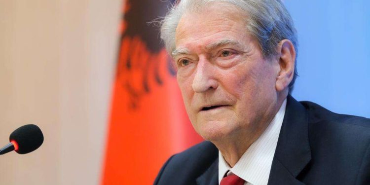 Berisha poston fotot: Banori i Kaçinarit është dhunuar nga banditë të firmës private që do ndërtojnë HEC në fshatin e tij