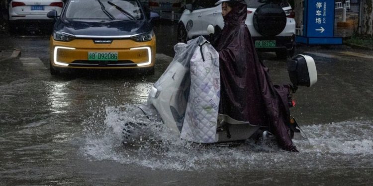 Moti i keq përfshin edhe Kinën/ Evakuohen mbi 10 mijë qytetarë nga reshjet masive, raportohet për dy viktima