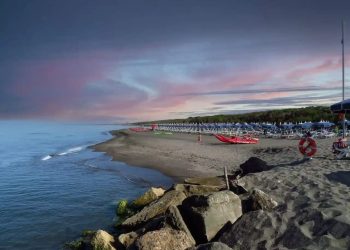 Tragjike në Itali/ 17-vjeçari hap gropën në plazh duke luajtur dhe rëra e zë poshtë, gjendet i pajetë nga familjarët