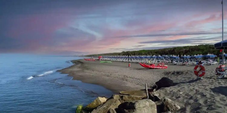 Tragjike në Itali/ 17-vjeçari hap gropën në plazh duke luajtur dhe rëra e zë poshtë, gjendet i pajetë nga familjarët