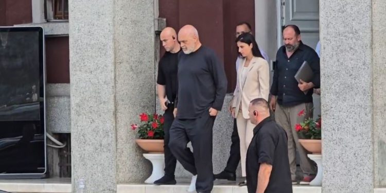 Rama mbledh kryetarët e bashkive sot në Durrës, në fokus diskutimet mbi problematikat e pushtetit vendor dhe sezonit turistik