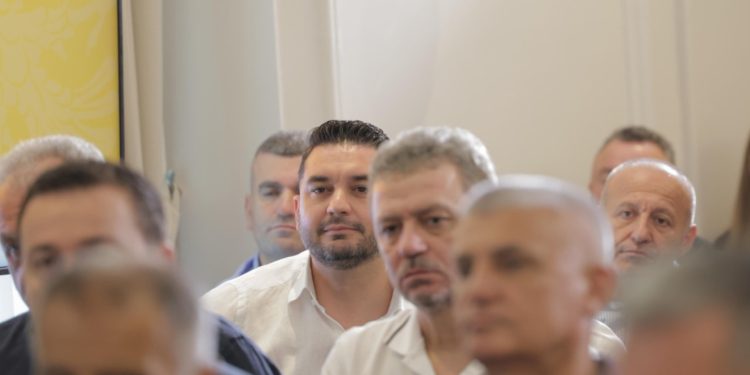 “Nënkryetarët s’i kam të lodhur”/ Rama u dha urdhër për shkarkimin e drejtuesve të Njësive, Fisnik Qosja: S’do i largoj se e tha kryeministri