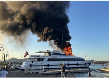 VIDEO/ Ishte i ankoruar në Saint-Tropez, superjahti luksoz shpërthen në flakë