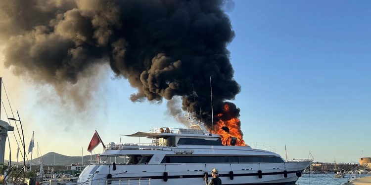 VIDEO/ Ishte i ankoruar në Saint-Tropez, superjahti luksoz shpërthen në flakë