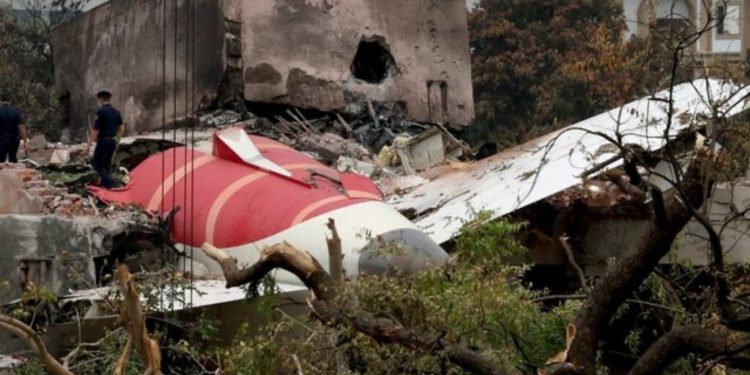 Misteri i rrëzimit të avionit në Indi/ Zbardhet biseda e pilotëve: Pse e ndërpreve karburantin?