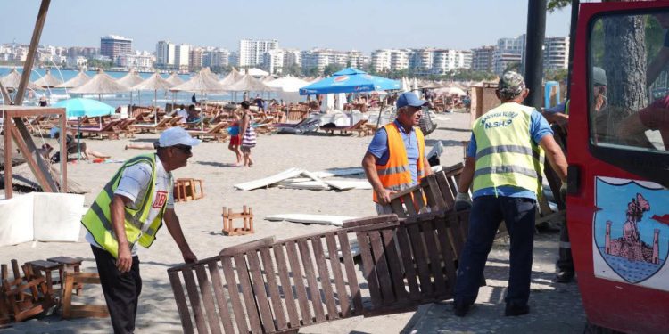 Lirimi i hapësirave publike në Vlorë, Rama: Në Lungomaren një tjetër sipërfaqe plazhi i është rikthyer turistëve dhe qytetarëve