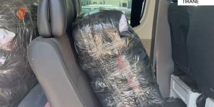 40 mijë euro veshje kontrabandë, arrestohet në Tiranë drejtuesi i një furgoni që po i transportonte